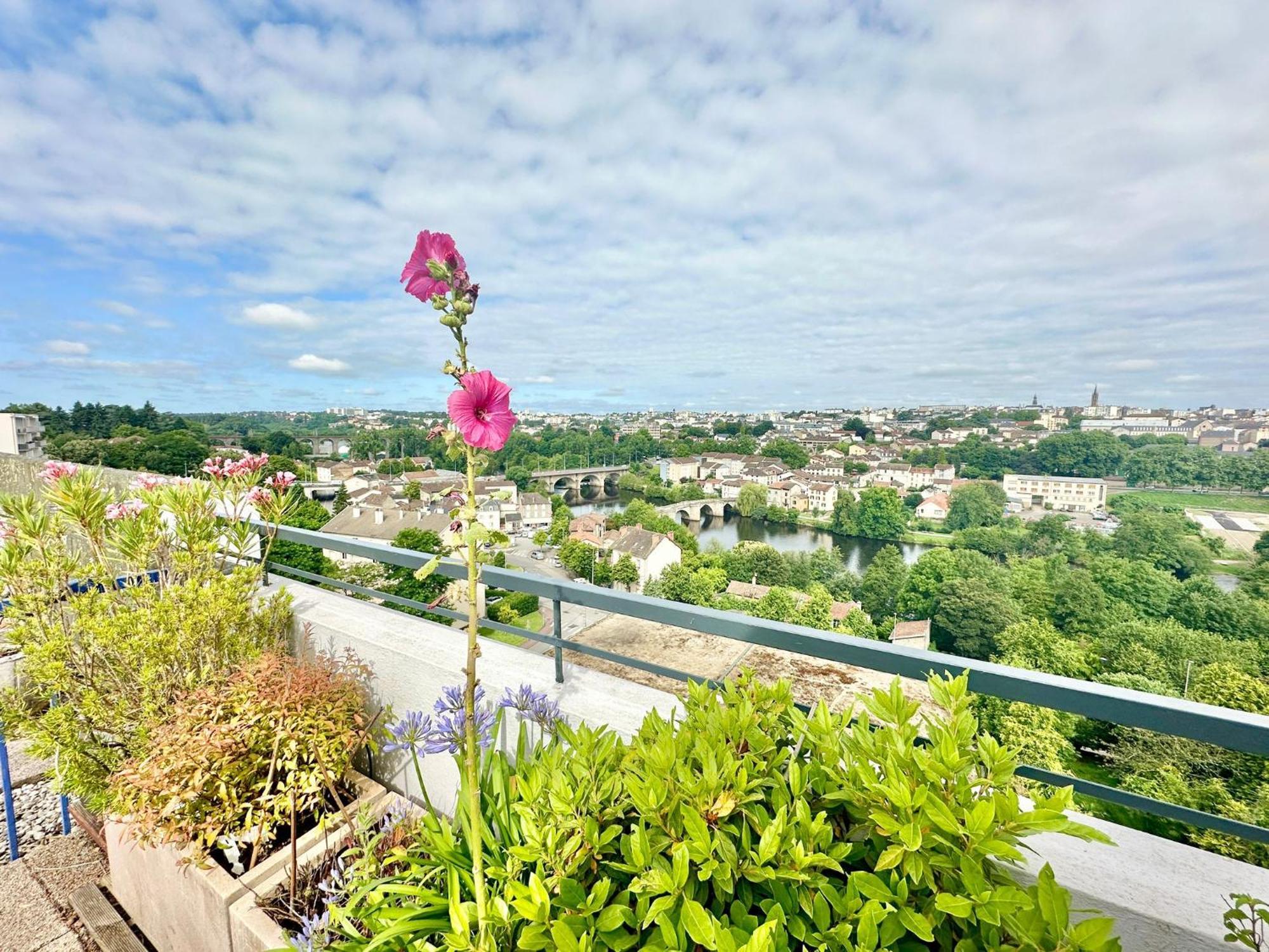 Le Panoramique, Splendide Avec Vue Sur La Vienne Apartment ลิมอจส์ ภายนอก รูปภาพ